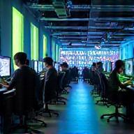 Gaming zone su modernia įranga ir žaidėjais